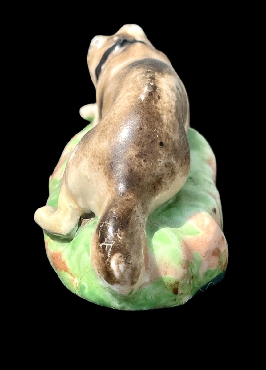 Sculpture en porcelaine polychrome représentant un chien couché dans l'herbe. Jacob Petit-photo-4