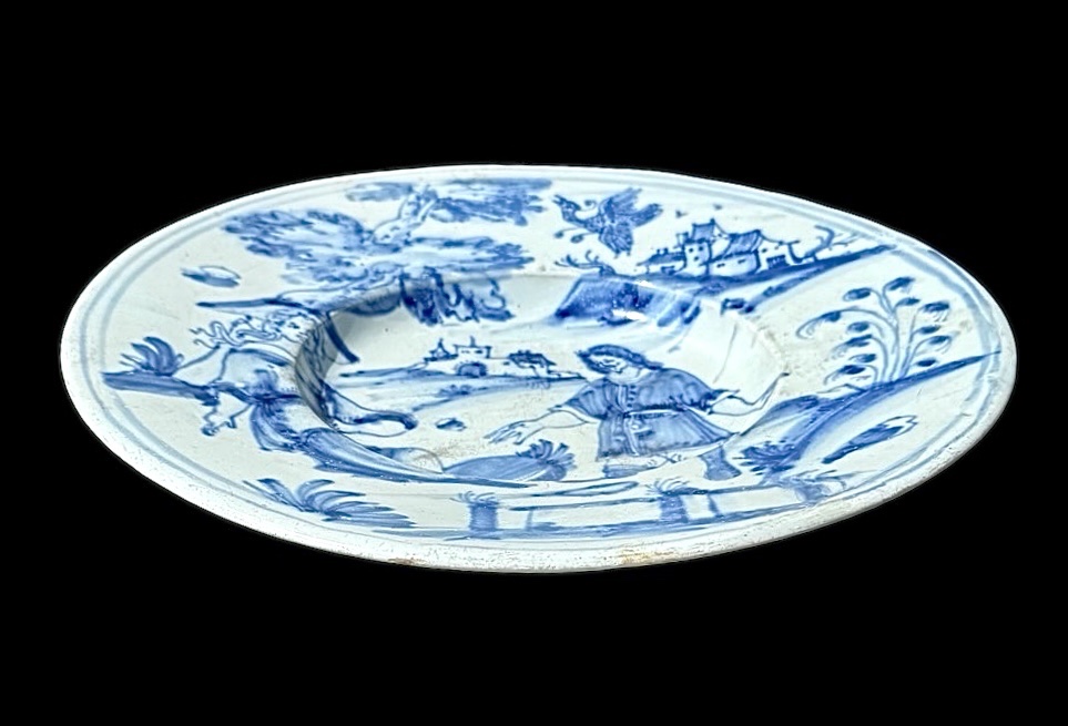 Assiette monochrome en faïence bleue avec deux personnages dans un décor champêtre.Nevers-photo-3