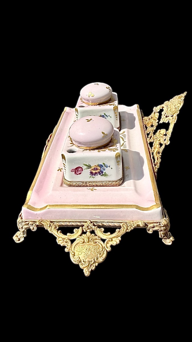 Encrier en porcelaine polychrome et métal doré. Décoré de motifs floraux.Limoges.-photo-3