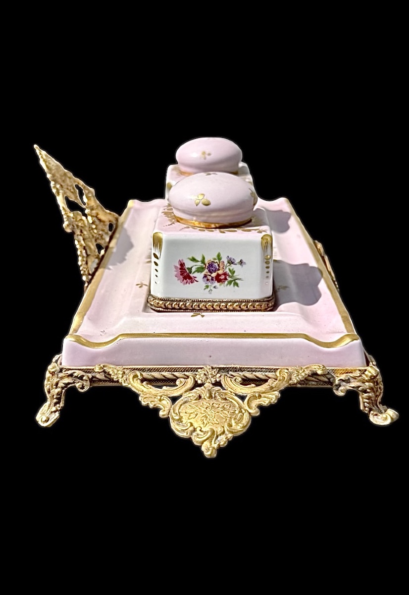 Encrier en porcelaine polychrome et métal doré. Décoré de motifs floraux.Limoges.-photo-1