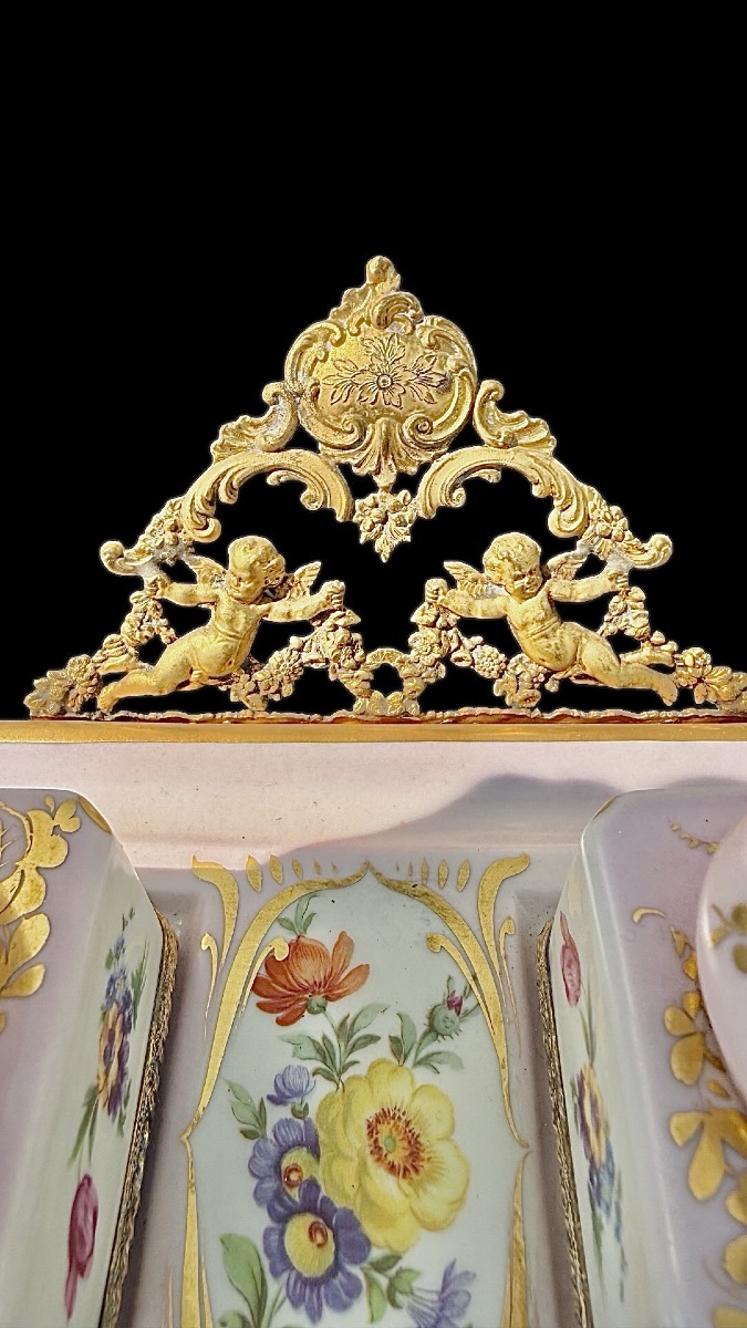 Encrier en porcelaine polychrome et métal doré. Décoré de motifs floraux.Limoges.-photo-4