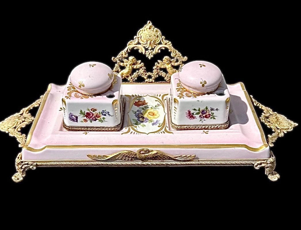 Encrier en porcelaine polychrome et métal doré. Décoré de motifs floraux.Limoges.