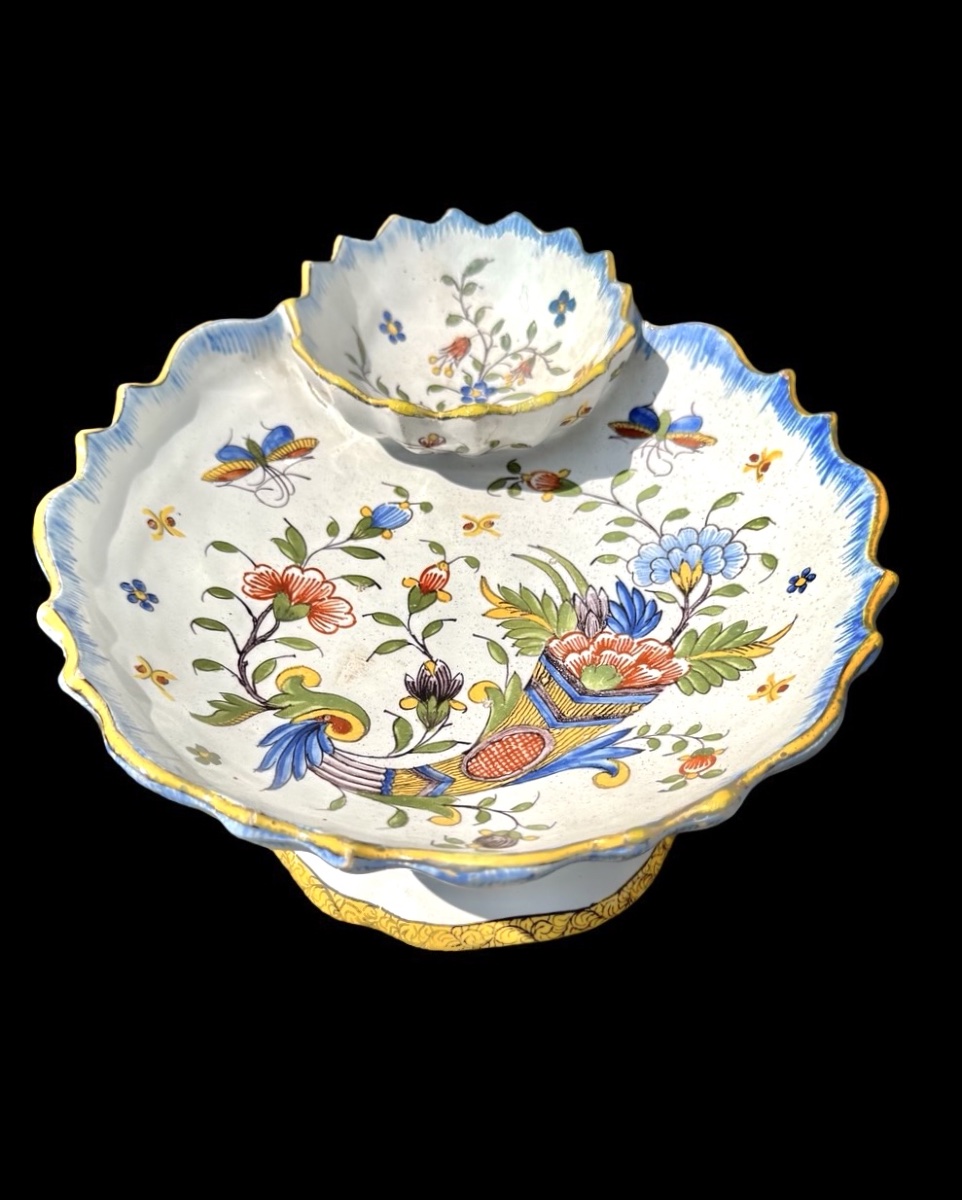 Centre de table en faïence polychrome, à base galbée et bord supérieur lobé. -photo-2