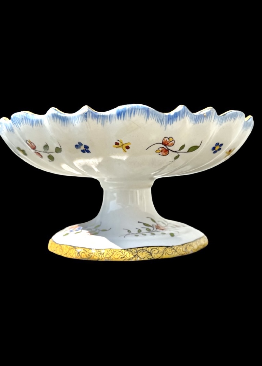 Centre de table en faïence polychrome, à base galbée et bord supérieur lobé. -photo-2