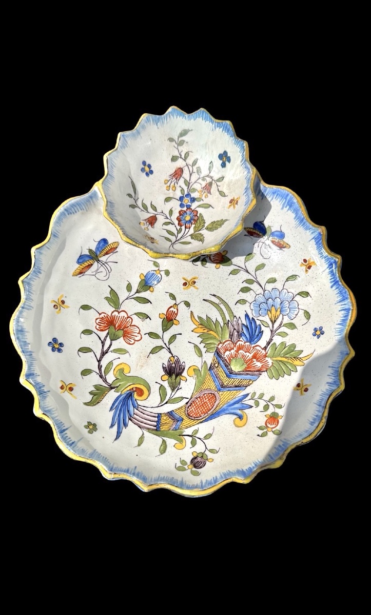 Centre de table en faïence polychrome, à base galbée et bord supérieur lobé. -photo-3