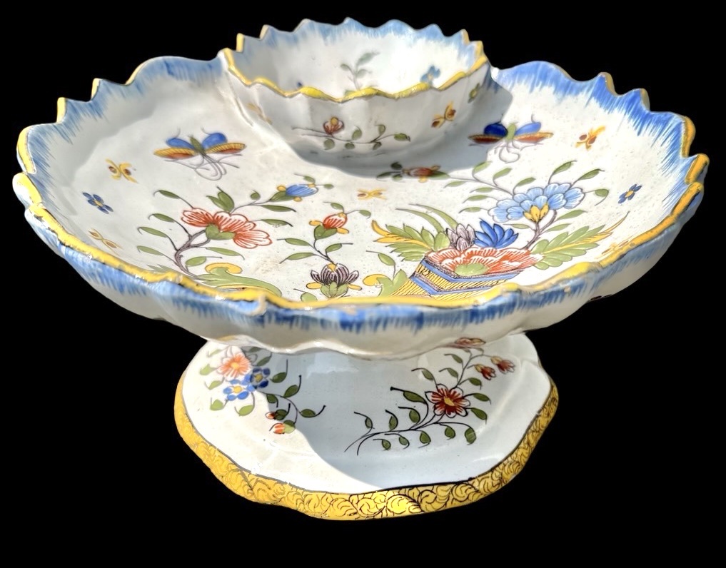 Centre de table en faïence polychrome, à base galbée et bord supérieur lobé. 