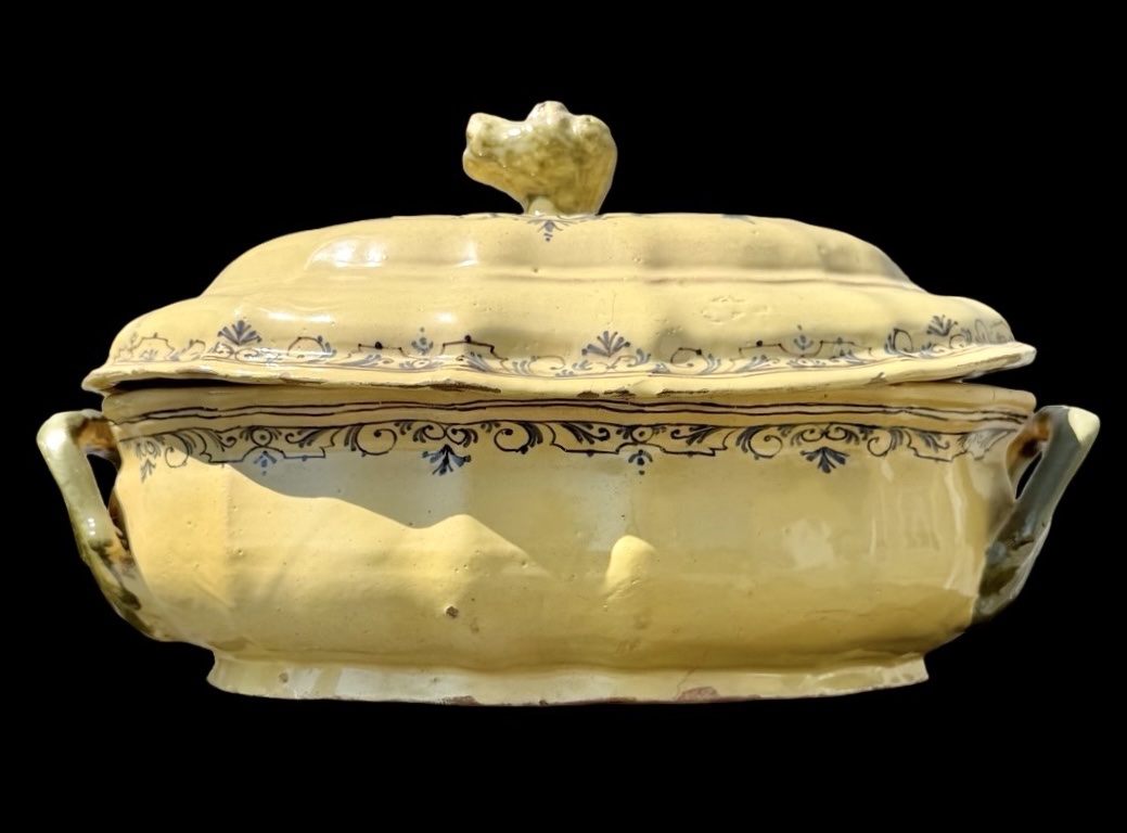 Lobed-shaped Majolica Soup Tureen With A Yellow Background And Rocaille Scroll Decorations-photo-2