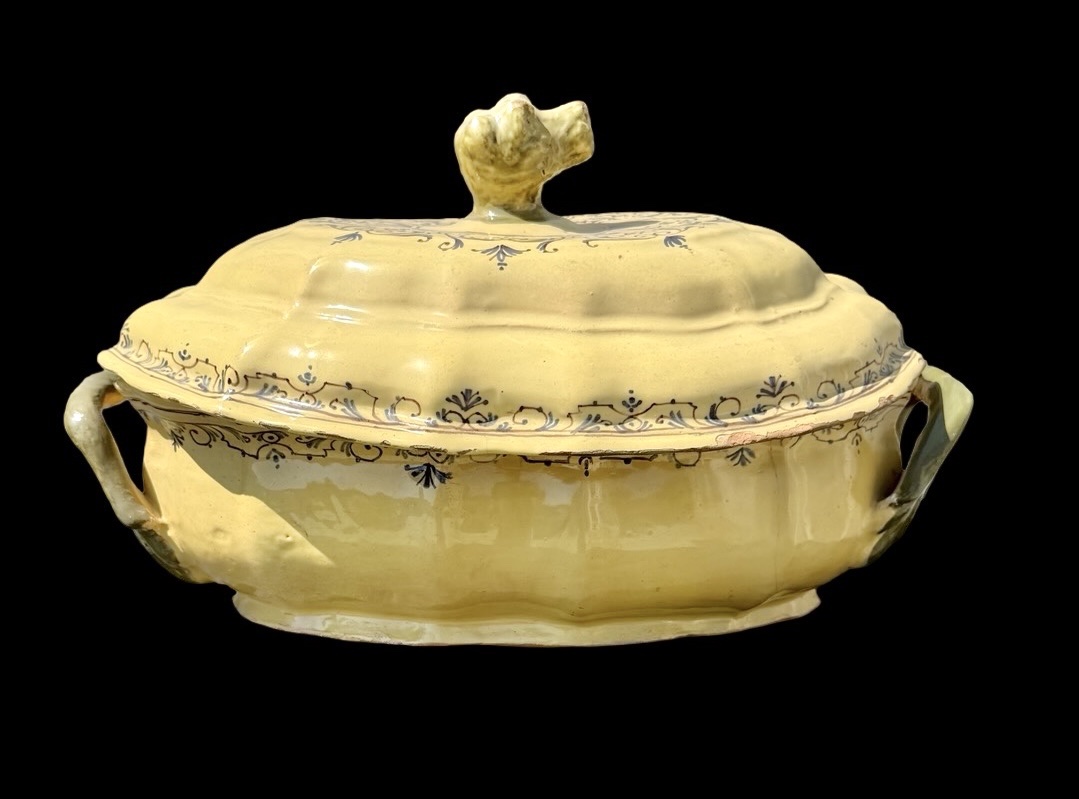 Lobed-shaped Majolica Soup Tureen With A Yellow Background And Rocaille Scroll Decorations-photo-3