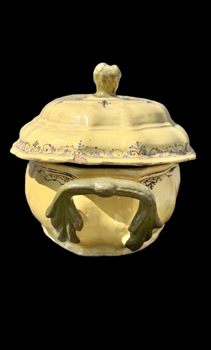 Lobed-shaped Majolica Soup Tureen With A Yellow Background And Rocaille Scroll Decorations-photo-4