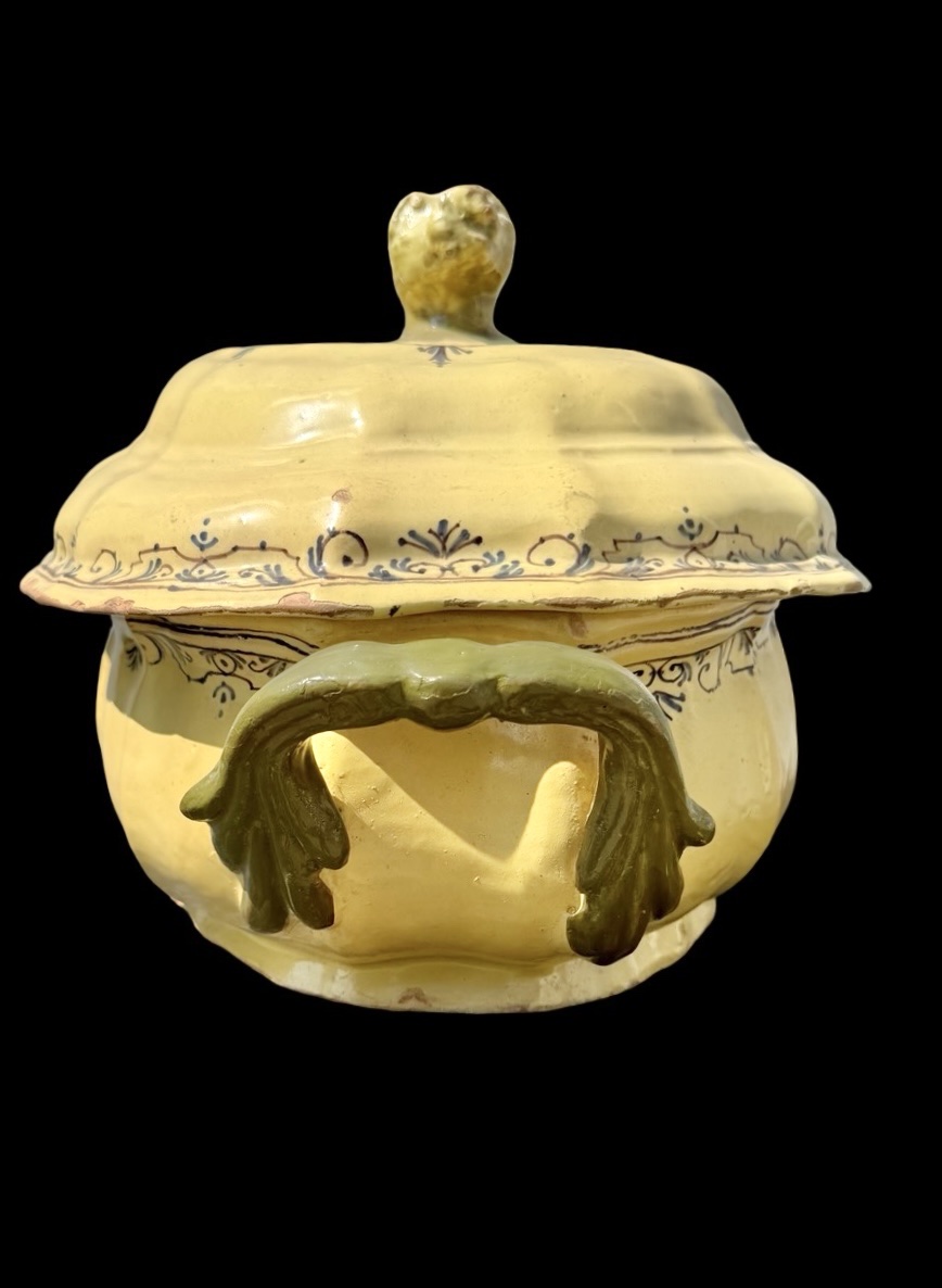 Lobed-shaped Majolica Soup Tureen With A Yellow Background And Rocaille Scroll Decorations-photo-1