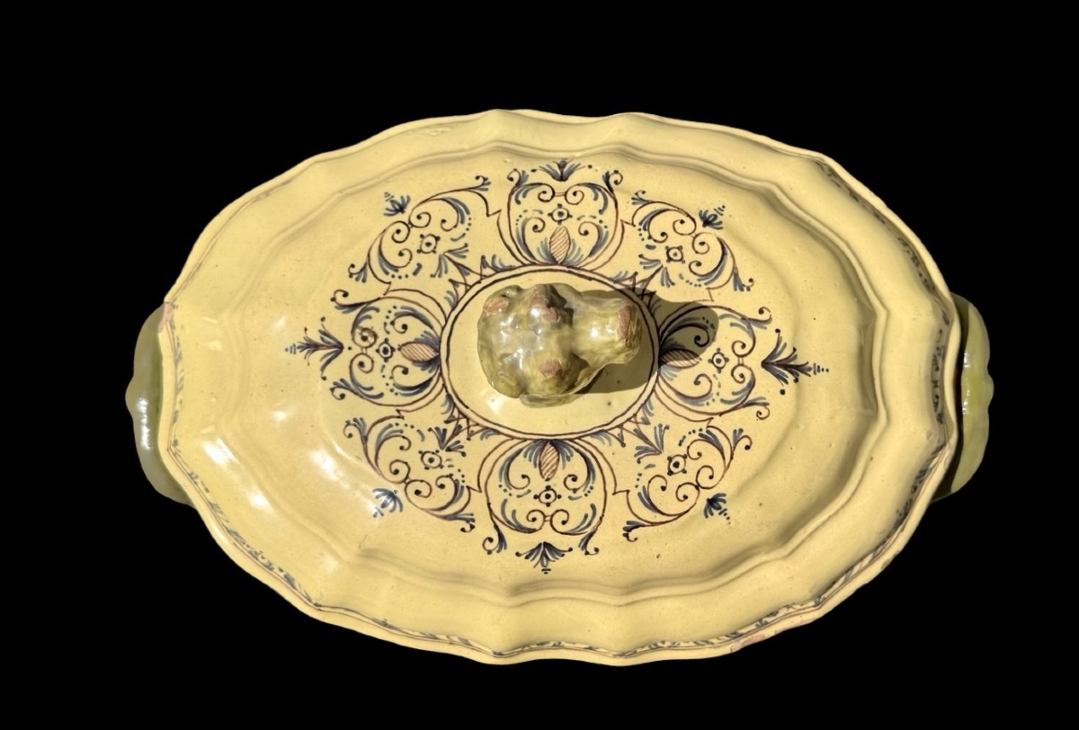 Lobed-shaped Majolica Soup Tureen With A Yellow Background And Rocaille Scroll Decorations-photo-2