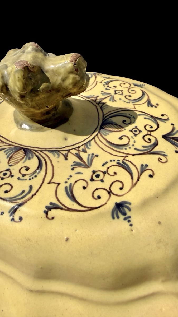 Lobed-shaped Majolica Soup Tureen With A Yellow Background And Rocaille Scroll Decorations-photo-3