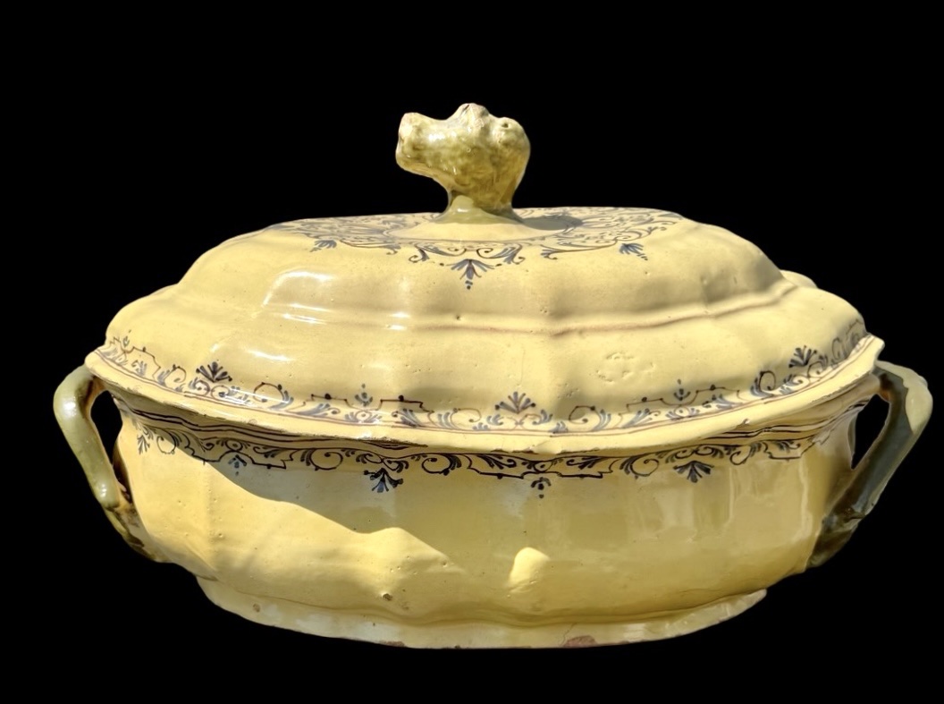 Lobed-shaped Majolica Soup Tureen With A Yellow Background And Rocaille Scroll Decorations