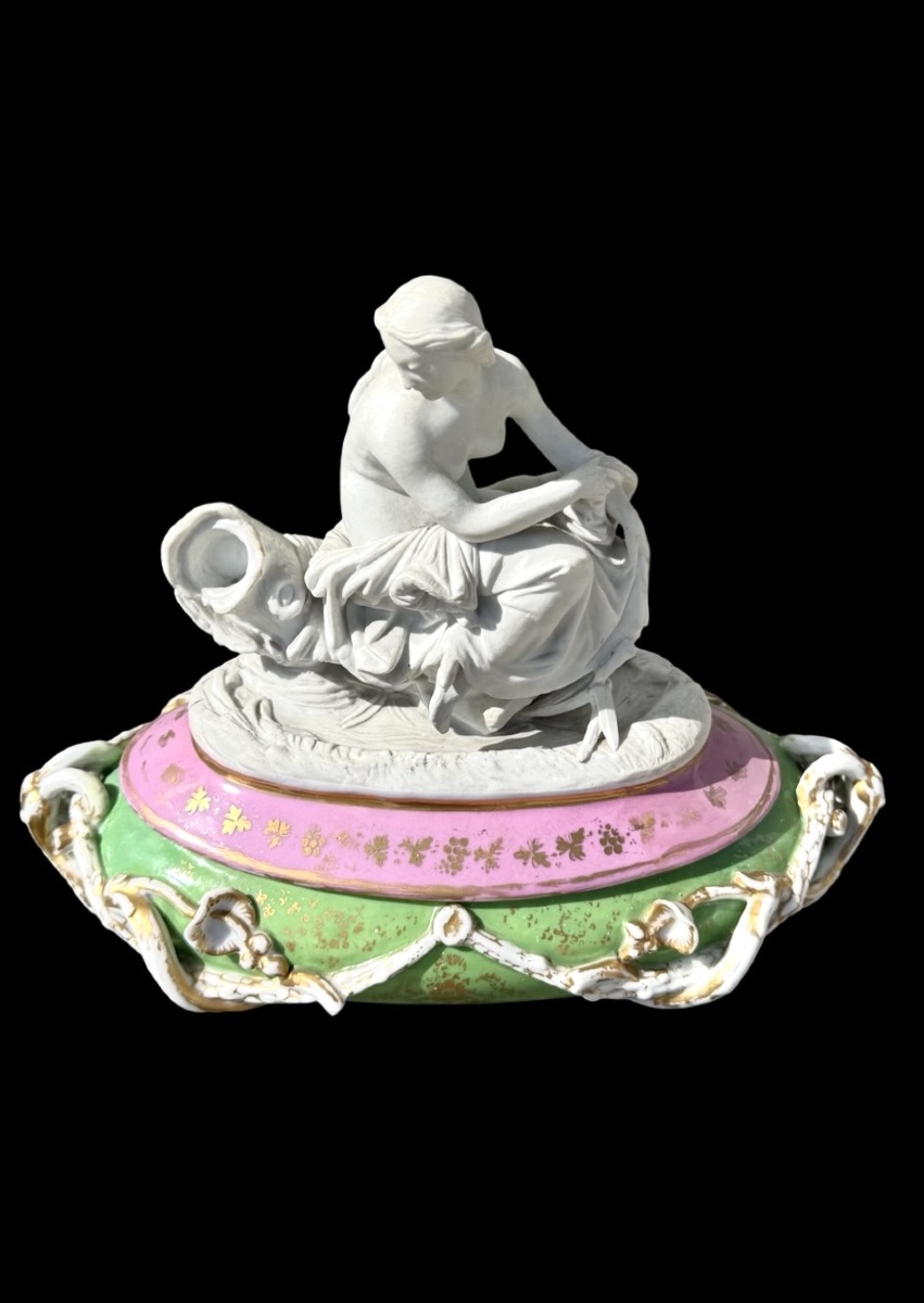 Boîte en porcelaine polychrome à couvercle en biscuit représentant une figure féminine -photo-2