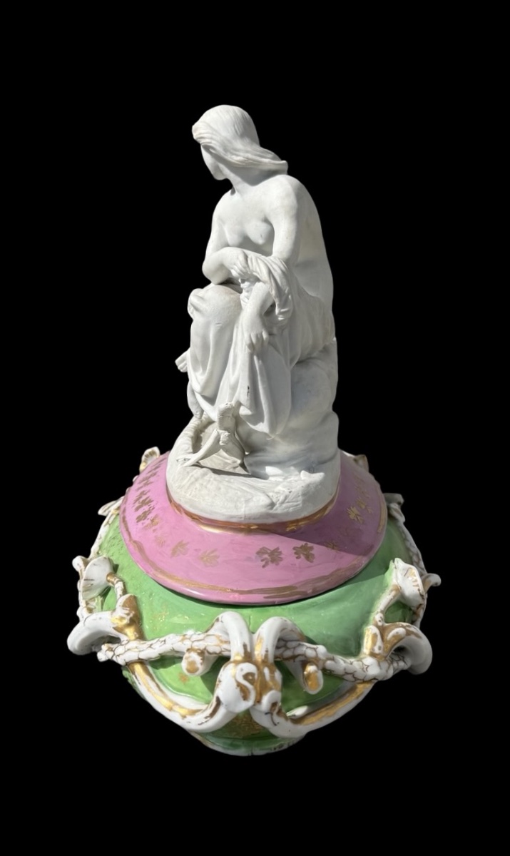 Boîte en porcelaine polychrome à couvercle en biscuit représentant une figure féminine -photo-3
