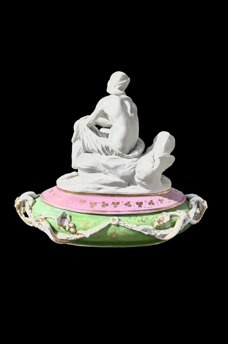 Boîte en porcelaine polychrome à couvercle en biscuit représentant une figure féminine -photo-4