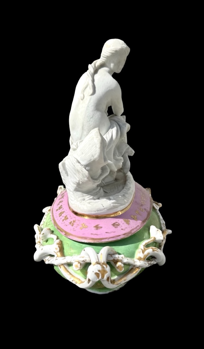 Boîte en porcelaine polychrome à couvercle en biscuit représentant une figure féminine -photo-1