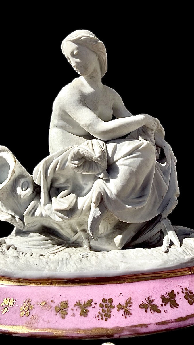 Boîte en porcelaine polychrome à couvercle en biscuit représentant une figure féminine -photo-2