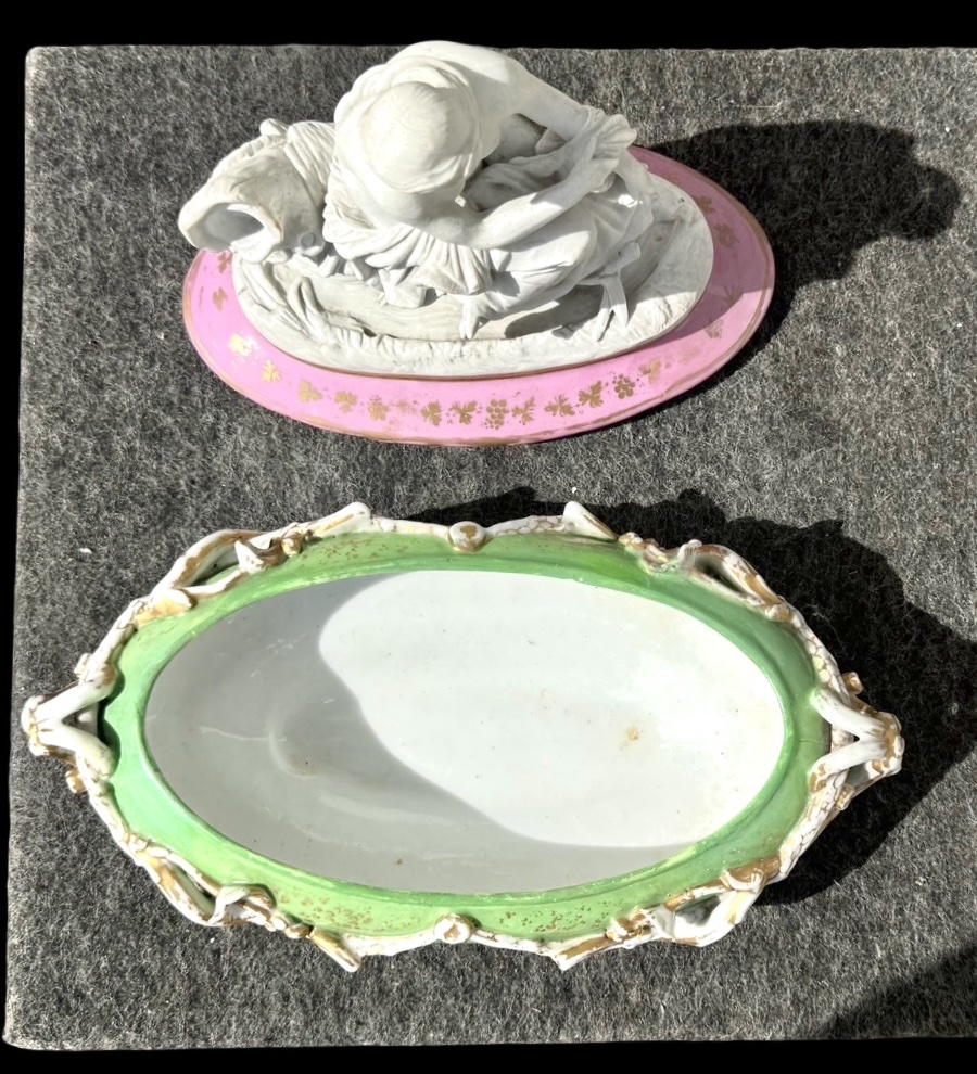 Boîte en porcelaine polychrome à couvercle en biscuit représentant une figure féminine -photo-3
