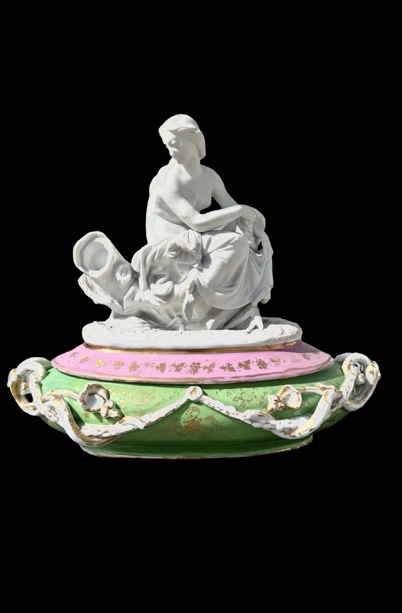 Boîte en porcelaine polychrome à couvercle en biscuit représentant une figure féminine 