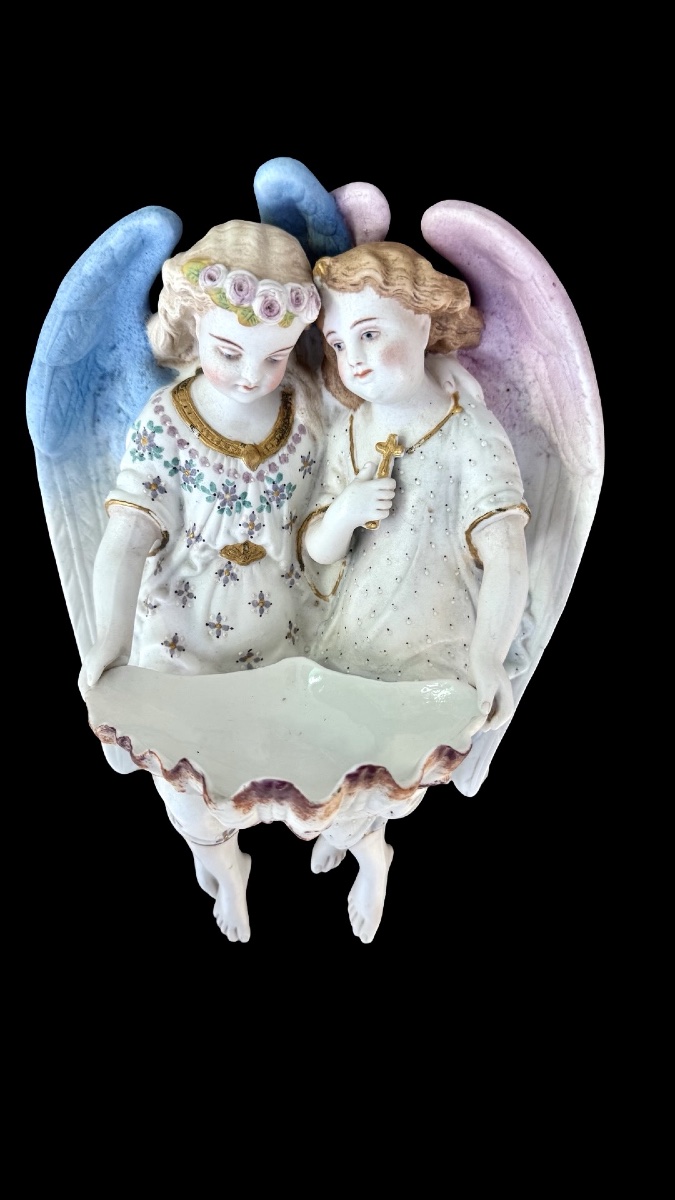 Bénitier en porcelaine biscuit polychrome orné de deux anges -photo-2