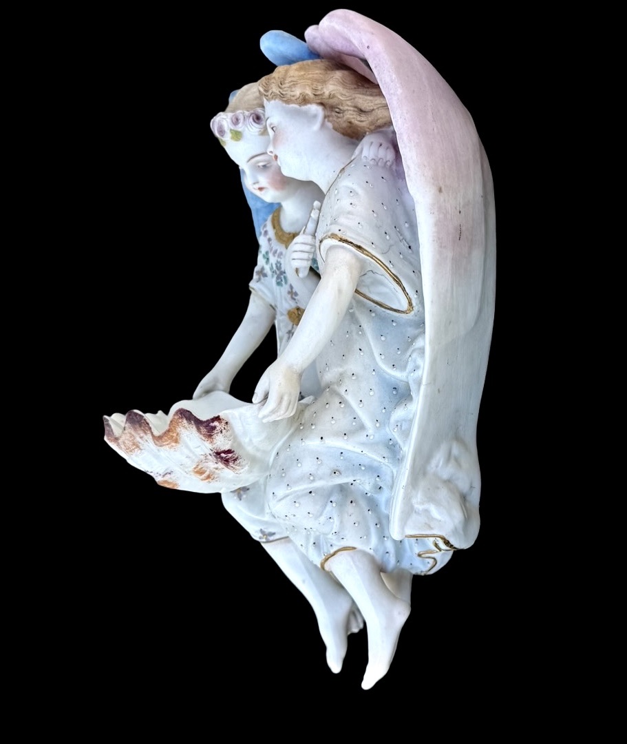 Bénitier en porcelaine biscuit polychrome orné de deux anges -photo-4