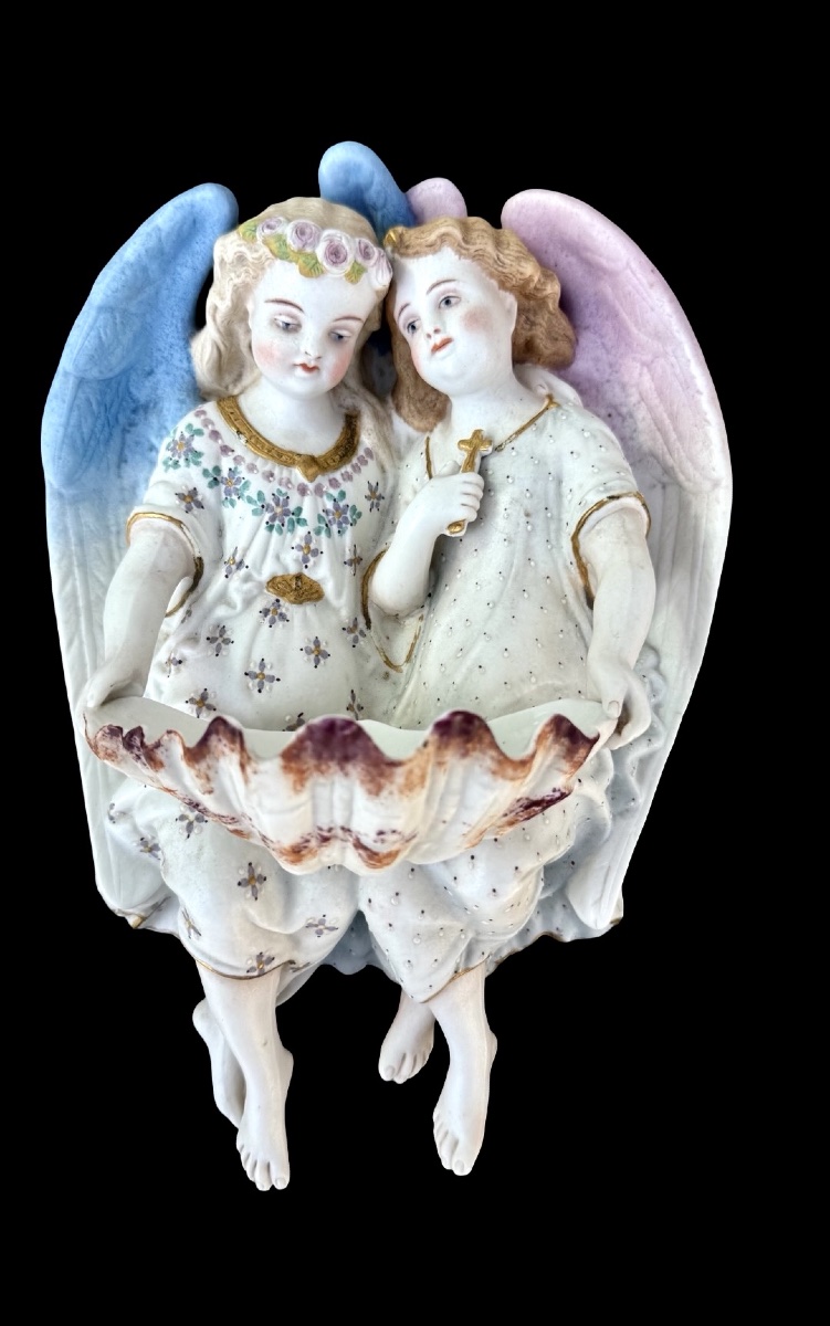 Bénitier en porcelaine biscuit polychrome orné de deux anges 