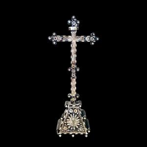 Crucifix en bois d'ébène avec incrustations de nacre avec scènes religieuses 
