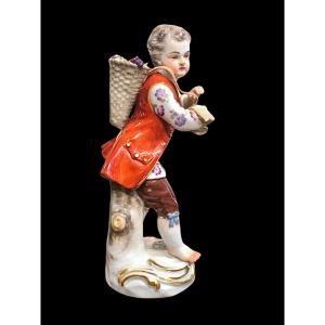 Figurine En Porcelaine Avec Personnage Masculin Avec Panier, Meissen, 