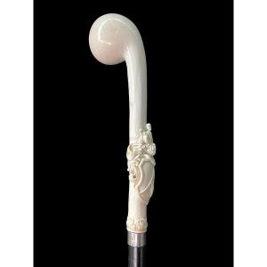 Stick With Lateral Globular Ivory Knob Engraved With The Noble Coat Of Arms In High Relief.