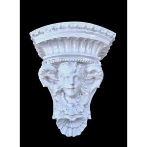 Étagère en majolique blanche à décor de figures féminines, de dauphins et de motifs géométrique