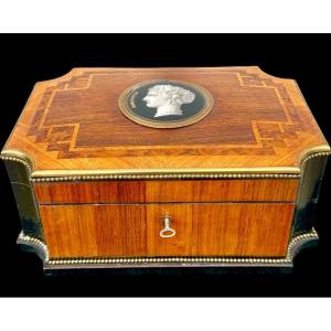 Coffret en bois incrusté de motifs géométriques et médaillon en porcelaine peinte 