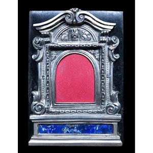 Édicule de paix en argent repoussé avec incrustation de lapis-lazuli. 