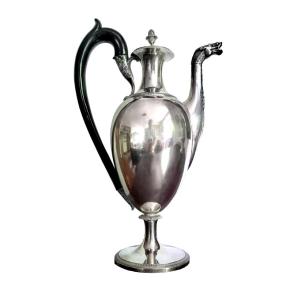 Cafetière en argent à corps piriforme reposant sur une base circulaire