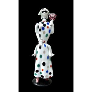 Sculpture en verre opalin à détails polychromes, représentant un arlequin 