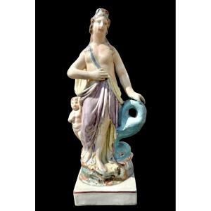Figurine de Vénus en faïence polychrome (céramique perlée) avec dauphin et chérubin. Angleterre