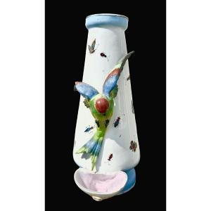 Vase en porcelaine à décor de perroquet et de bol. Décor d'insectes et de papillons.