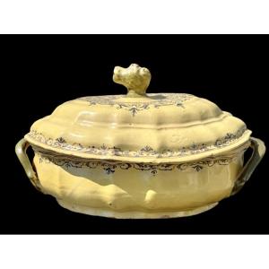 Lobed-shaped Majolica Soup Tureen With A Yellow Background And Rocaille Scroll Decorations