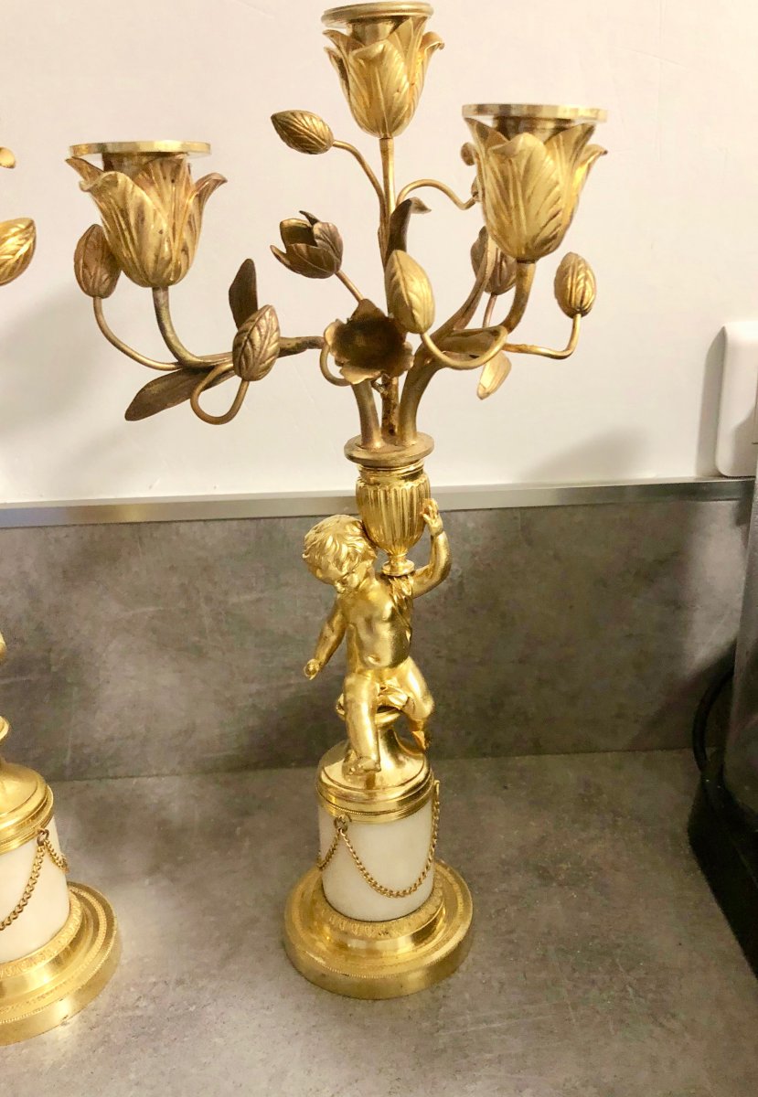 PAIRE DE CANDÉLABRES  AUX  AMOURS EN BRONZE DORÉ-photo-1