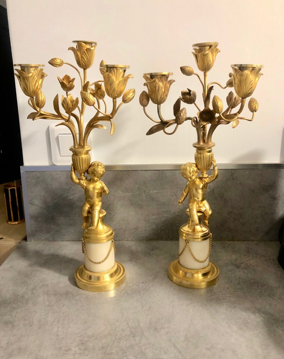 PAIRE DE CANDÉLABRES  AUX  AMOURS EN BRONZE DORÉ