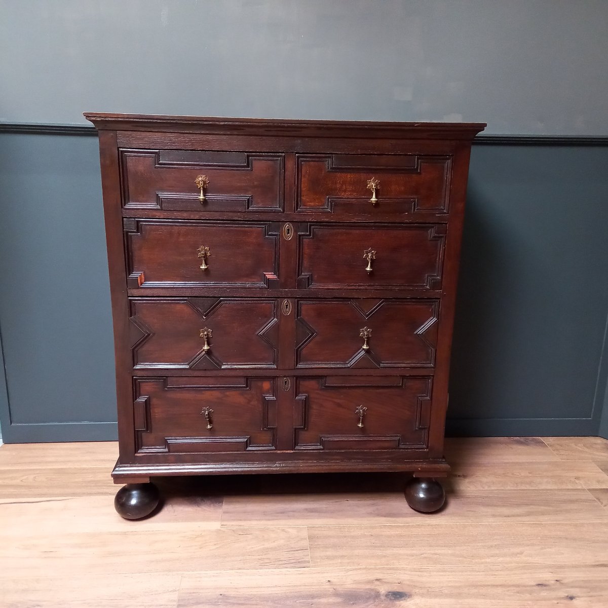 18th Century English Chest Of Drawers