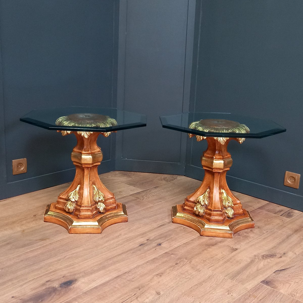 Paire de tables d'appoint de style Régence