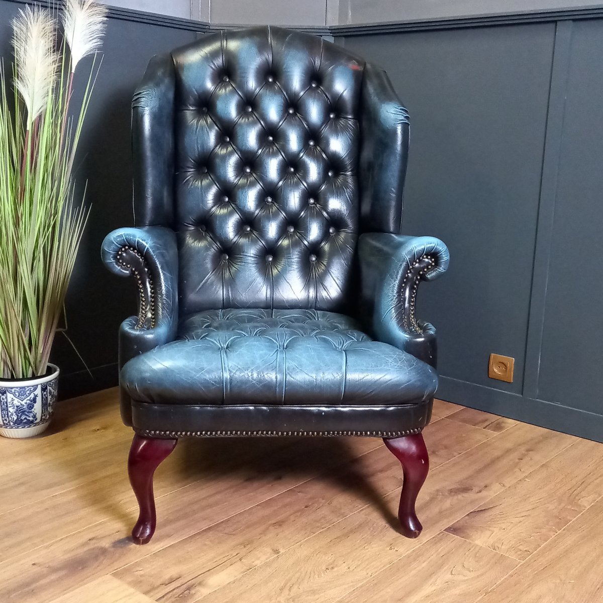 Fauteuil Chesterfield bleu à dossier arrondi