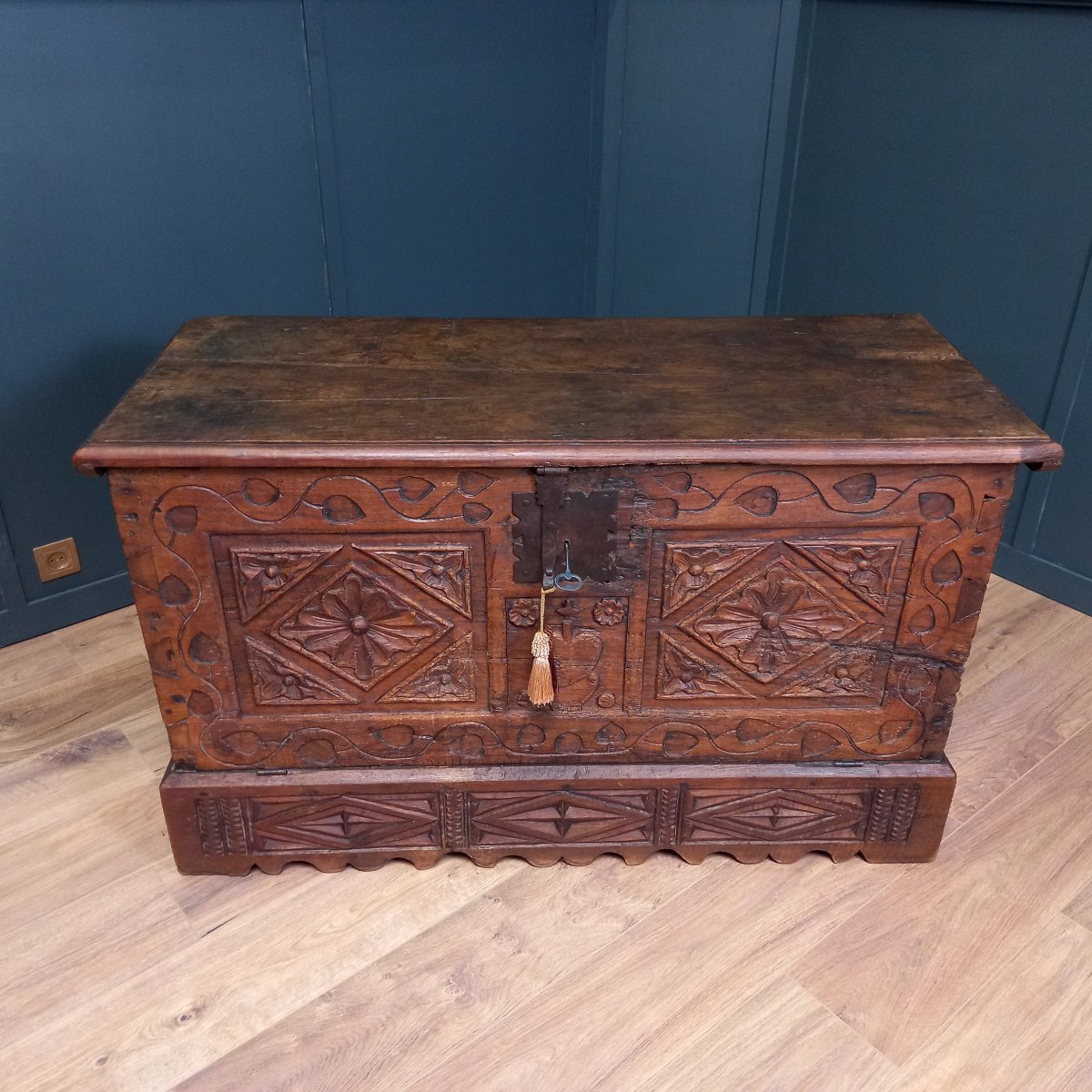 18th-century Spanish Chest Made Of Chestnut Wood-photo-3