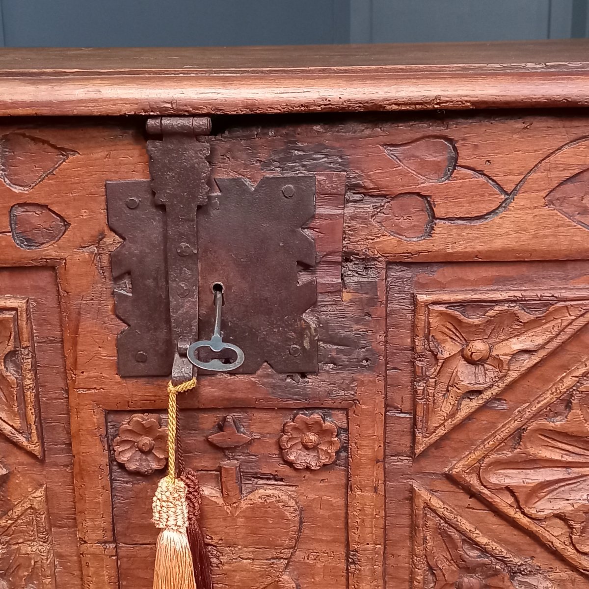 18th-century Spanish Chest Made Of Chestnut Wood-photo-4