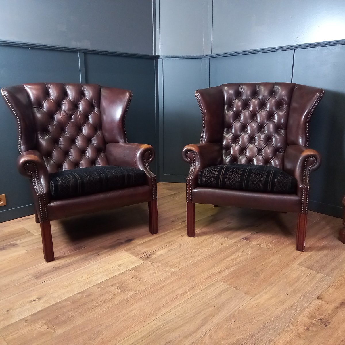 Ensemble de deux fauteuils Chesterfield à oreilles-photo-2
