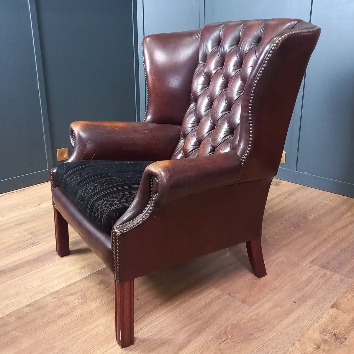 Ensemble de deux fauteuils Chesterfield à oreilles-photo-3