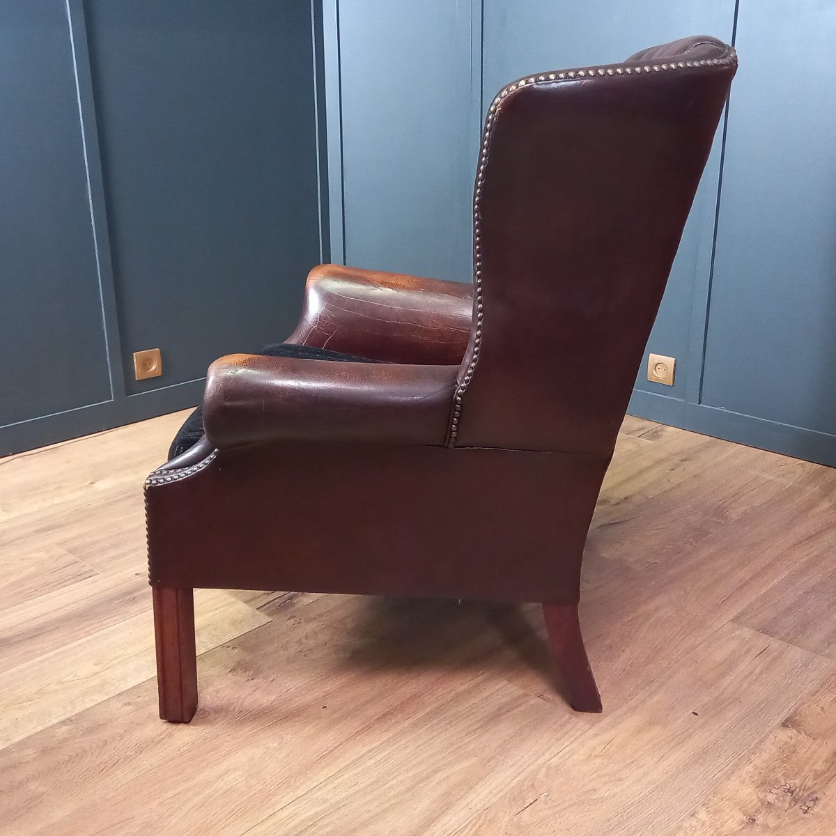 Ensemble de deux fauteuils Chesterfield à oreilles-photo-2