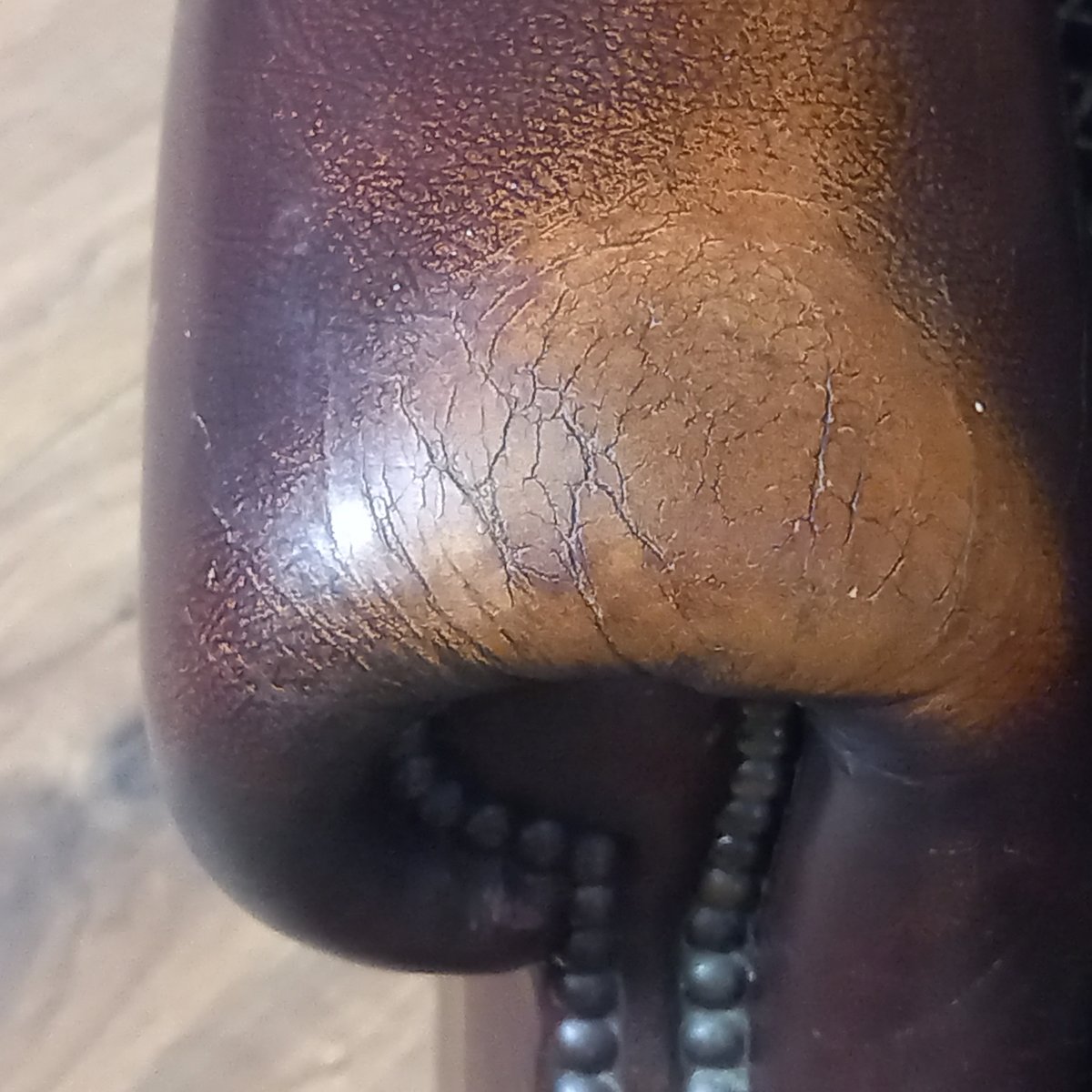 Ensemble de deux fauteuils Chesterfield à oreilles-photo-4