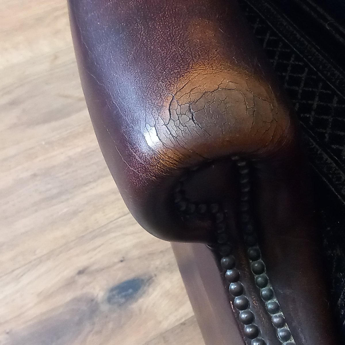 Ensemble de deux fauteuils Chesterfield à oreilles-photo-6